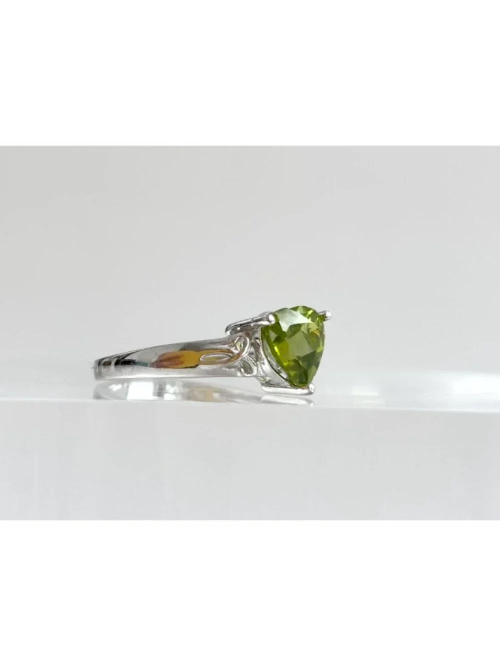 Heart Shaped Cutout Shank Peridot Sterling Silver 925 Vintage Ring - sz 7.75